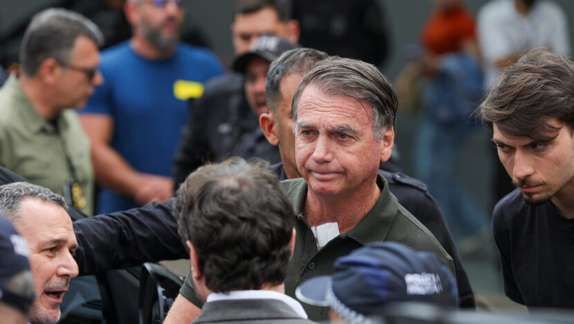 Brasília (DF) 14/09/2025 O ex-presidente Jair Bolsonaro, acompanhado de seu filho, Jair Renan, deixa hospital sob forte esquema de segurança, após passar pro procedimentos.  Foto: Fabio Rodrigues-Pozzebom/ Agência Brasil